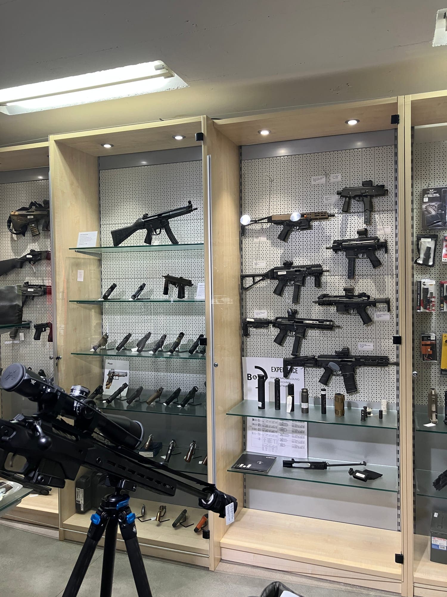 Vitrinen mit Waffen im Shop von ASM Projekte