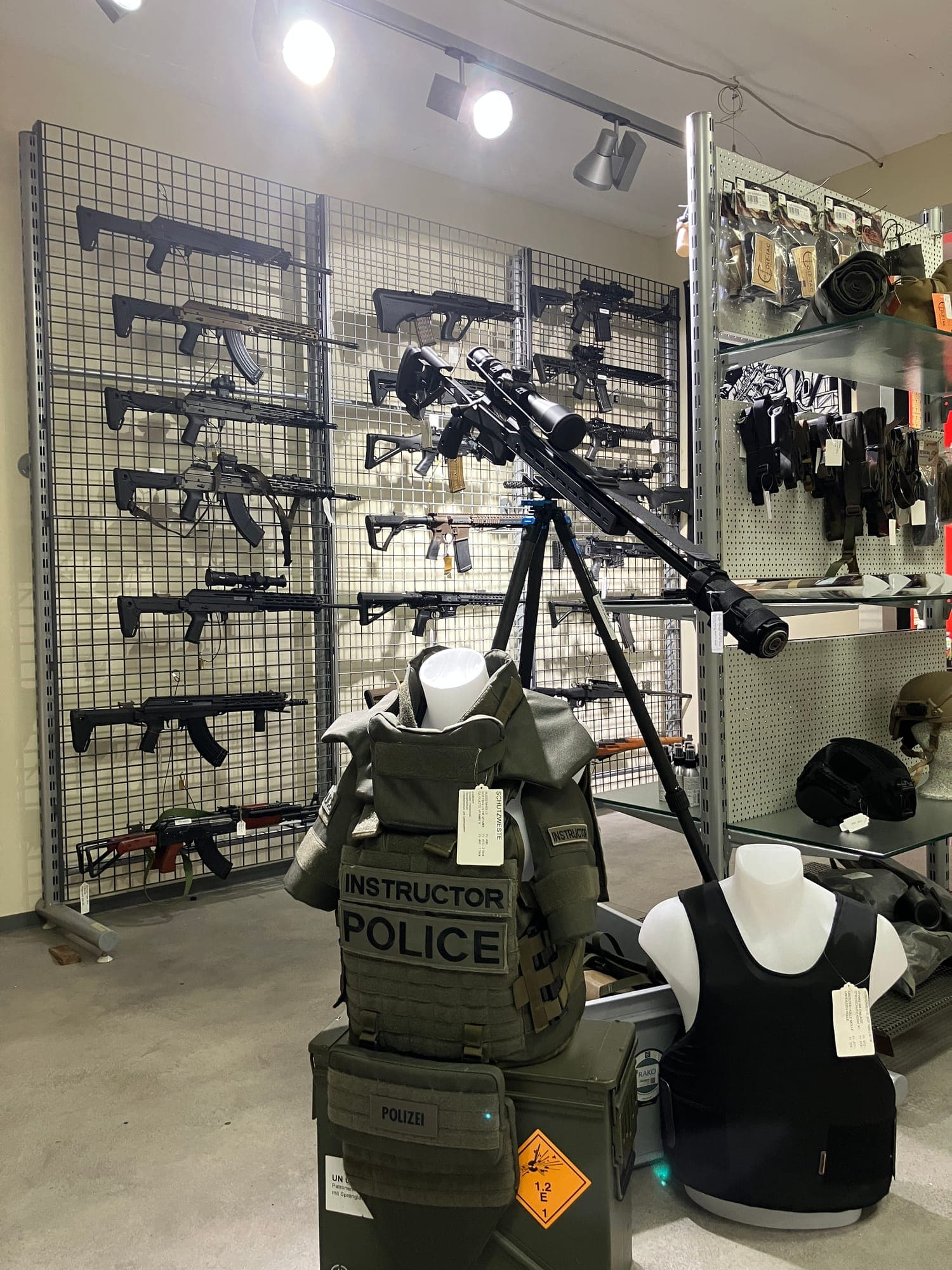 Waffenwand und Ausrüstung im Shop von ASM Projekte