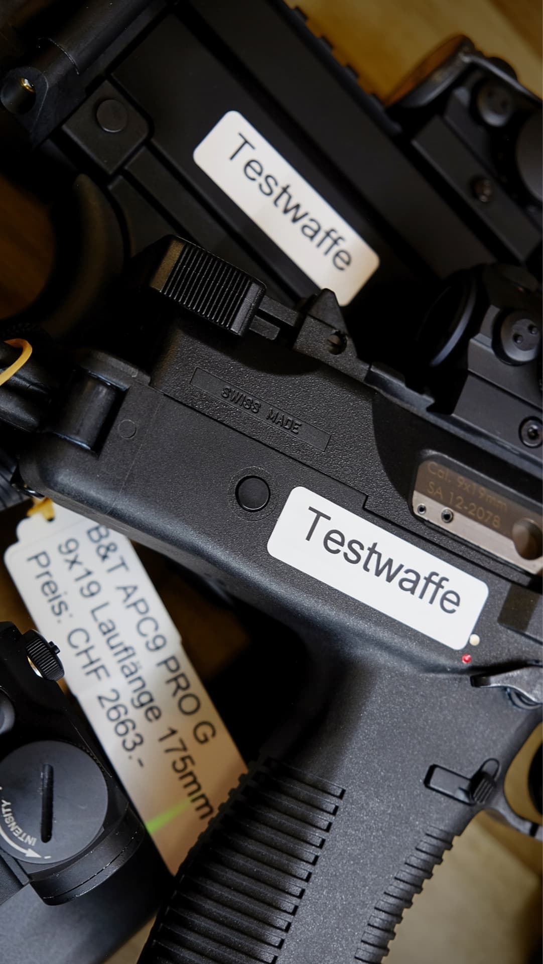 Mit «Testwaffe» beschriftete Waffen von B&T für das Testschiessen