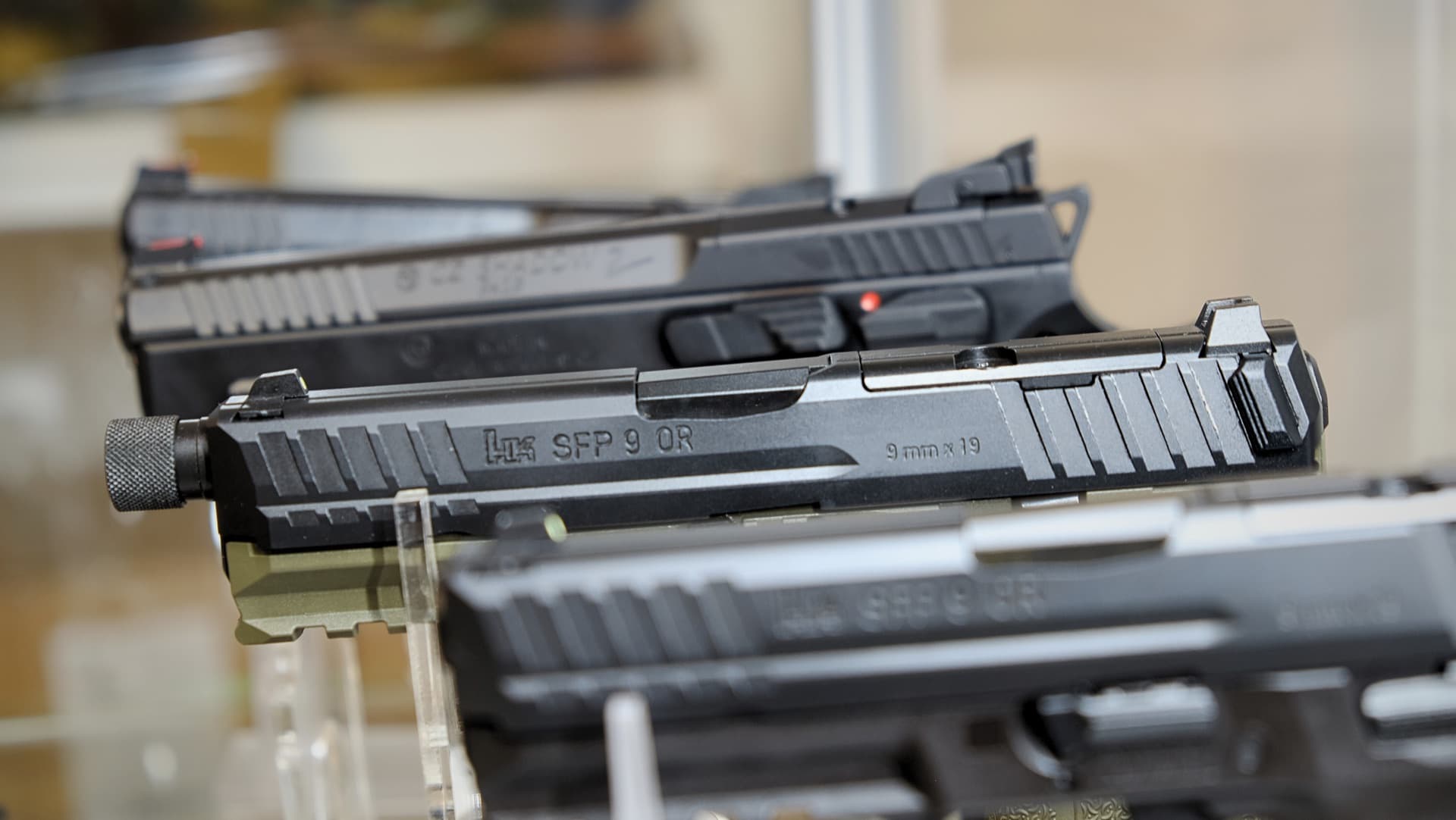 Pistolen von Heckler & Koch in der Vitrine von ASM Projekte
