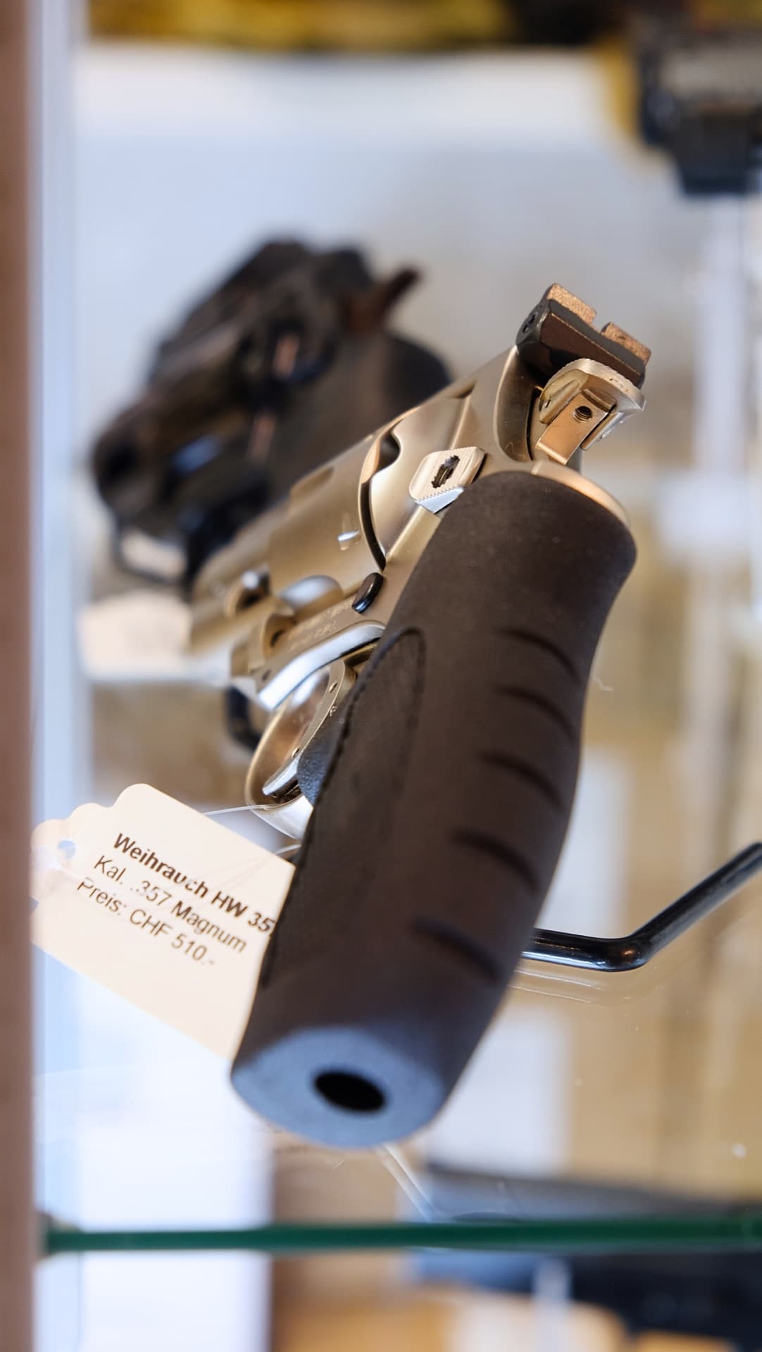 Revolver mit Preisschild in der Vitrine von ASM Projekte