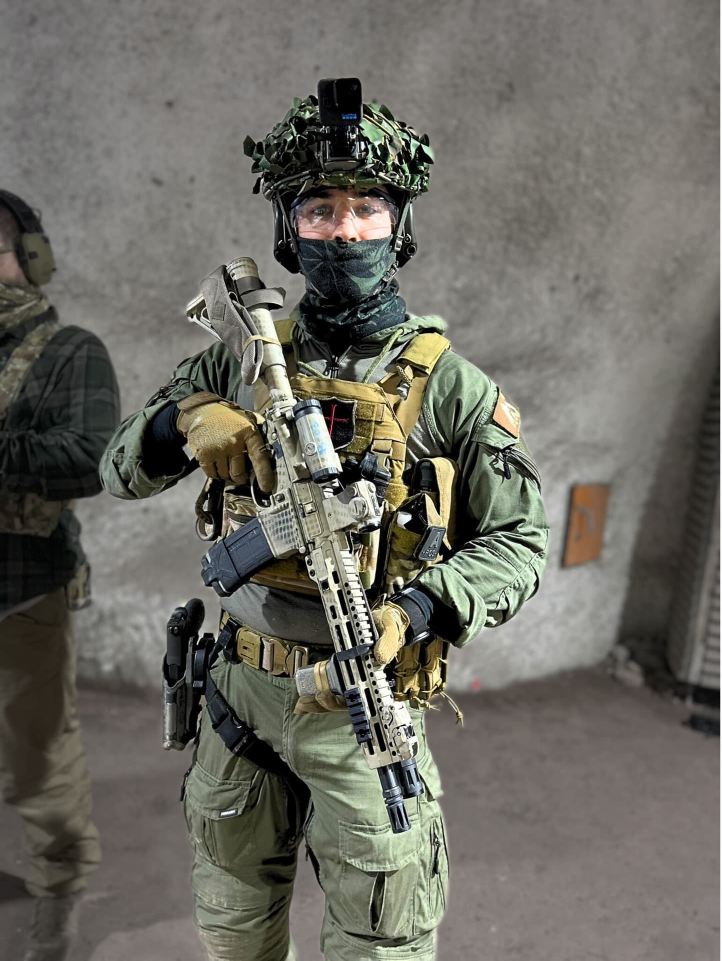 Schütze in voller Ausrüstung mit Helm und Gewehr beim Training