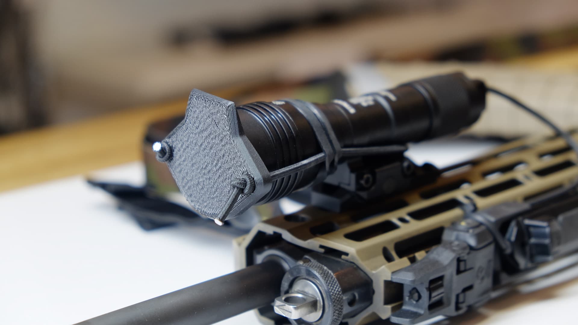 Detailaufnahme einer Waffenlampe an einem Gewehr mit Handschutz
