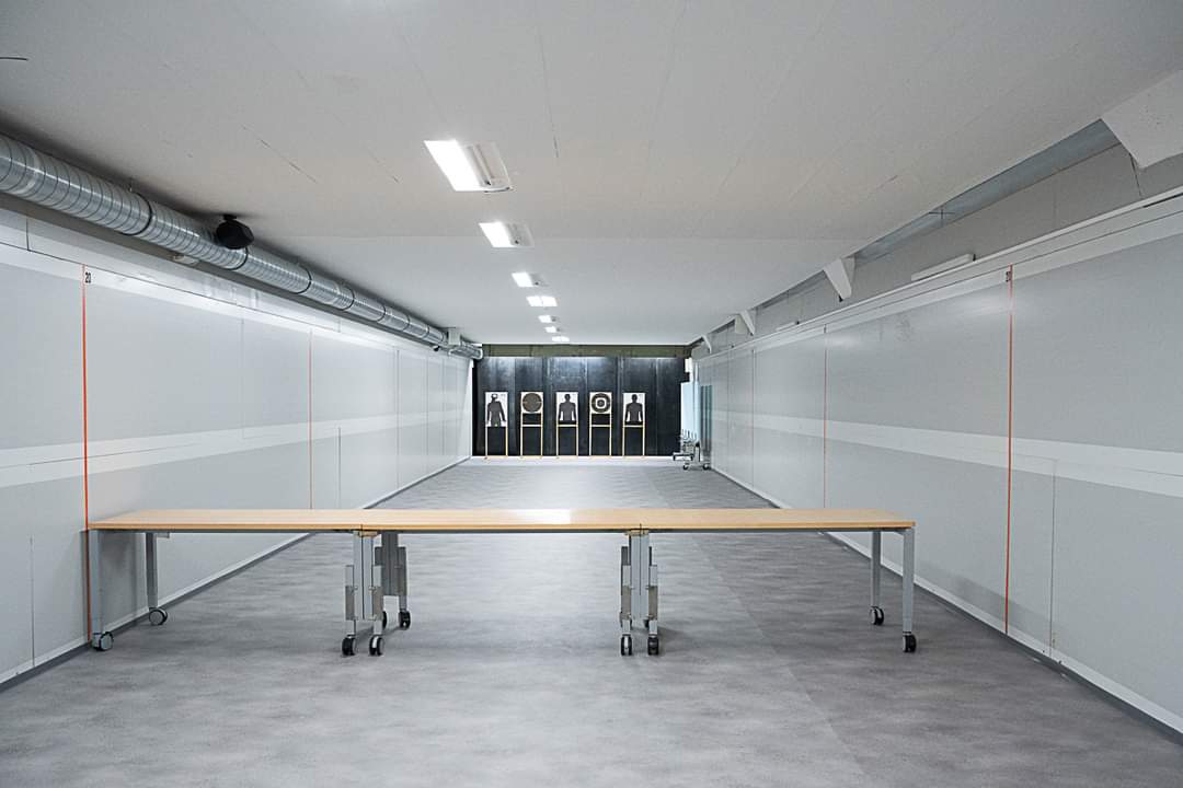 Die helle 25-Meter-Indoor-Schiessanlage von Shooting Point mit Schützentischen und Zielscheiben
